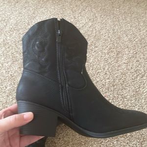 Brand new cowboy boots, size 10 in black, never worn